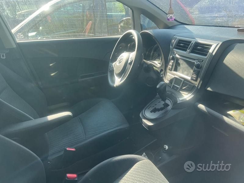 Usata Toyota Verso-S 99 CV (72 kW) 2012 Grigio Monovolume