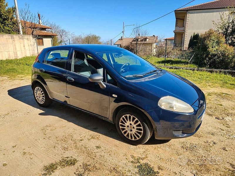 Usata Fiat Grande Punto Active 77 CV (56 kW) 2010 Blu Utilitaria