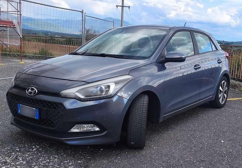 Grigio Usata 2016 Hyundai i20 Comfort Due volumi | 7200 € (Buon prezzo) - Immagine 1/4