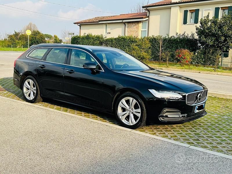 Usata Volvo V90 Momentum 150 CV (110 kW) 2020 Nero Station wagon