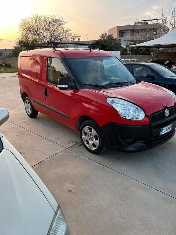 Usata Fiat Doblò 90 CV (66 kW) 2011 Rosso Monovolume