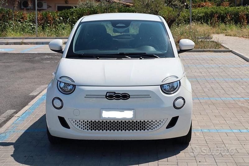 Bianco Usata 2024 Fiat 500e Berlina | 16.500 € (Super prezzo) - Immagine 1/4