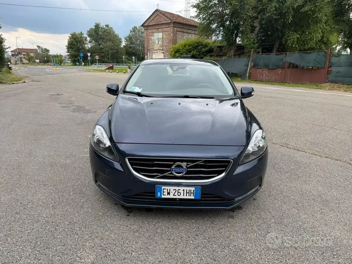Usata Volvo V40 Momentum 115 CV (84 kW) 2014 Blu Berlina