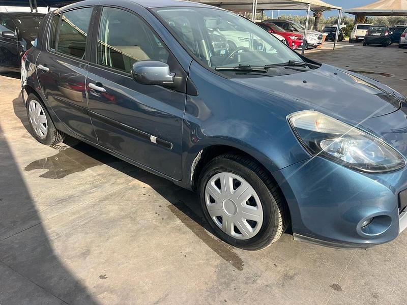 Grigio Usata 2011 Renault Clio II Dynamique Tre volumi | 2500 € (Buon prezzo) - Immagine 1/4