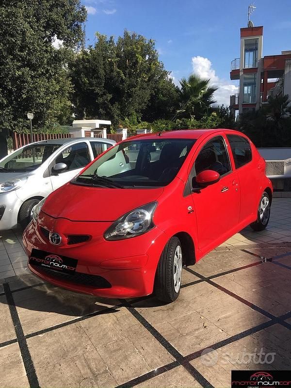 Usata Toyota Aygo Sol 68 CV (50 kW) 2006 Rosso Utilitaria