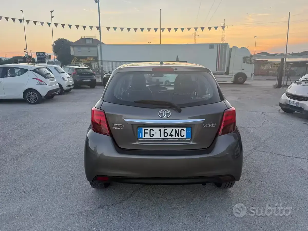 Usata Toyota Yaris Lounge 69 CV (50 kW) 2017 Grigio Berlina
