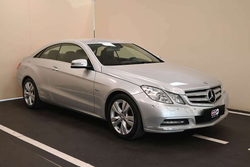 Argento metallizzato Usata 2013 Mercedes E220 Avantgarde Coupé | 13.900 € (Ottimo prezzo) - Immagine 1/4