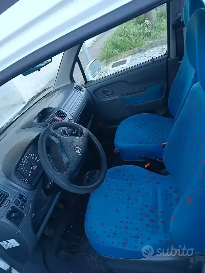 Usata Opel Agila 75 CV (55 kW) 2001 Bianco Monovolume