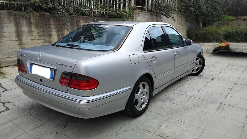Usata Mercedes E200 Avantgarde 186 CV (136 kW) 2000 Argento Berlina