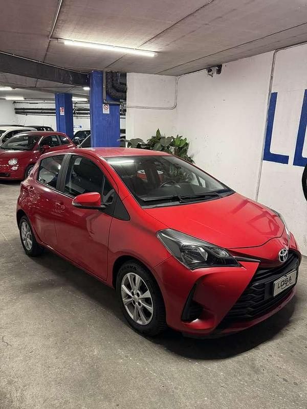 Usata Toyota Yaris Cool 69 CV (50 kW) 2018 Rosso Berlina