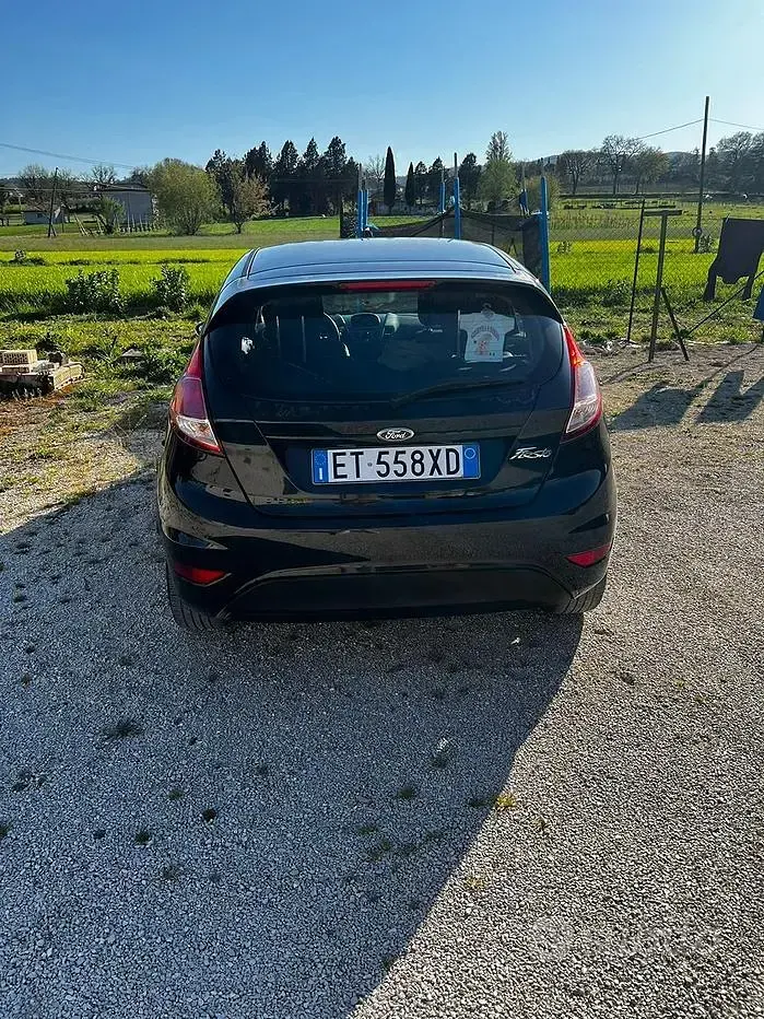 Usata Ford Fiesta 75 CV (55 kW) 2014 Blu Utilitaria
