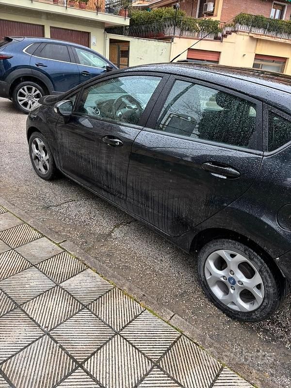 Usata Ford Fiesta 82 CV (60 kW) 2011 Nero Utilitaria