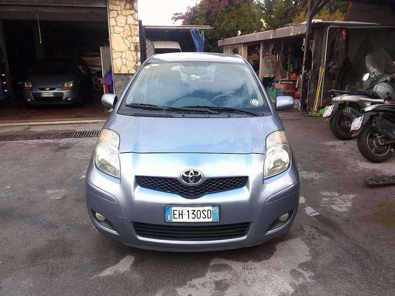 Viola Usata 2010 Toyota Yaris Sol Tre volumi | 4499 € (Buon prezzo) - Immagine 1/4