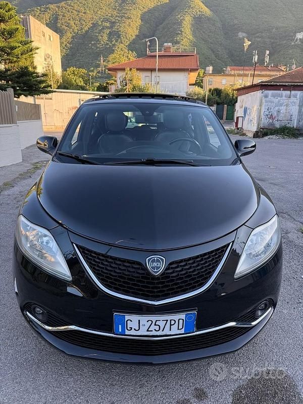 Usata Lancia Ypsilon 85 CV (62 kW) 2015 Nero Utilitaria