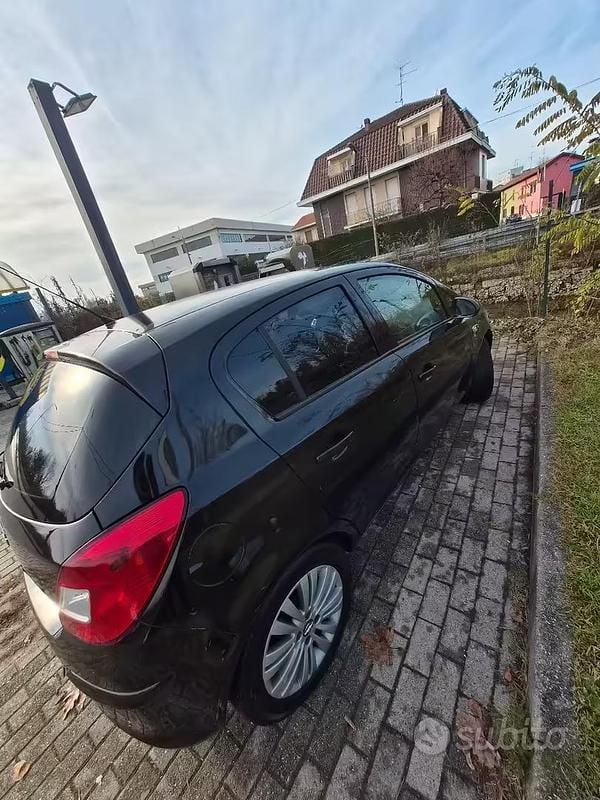Usata Opel Corsa 85 CV (62 kW) 2011 Nero Utilitaria