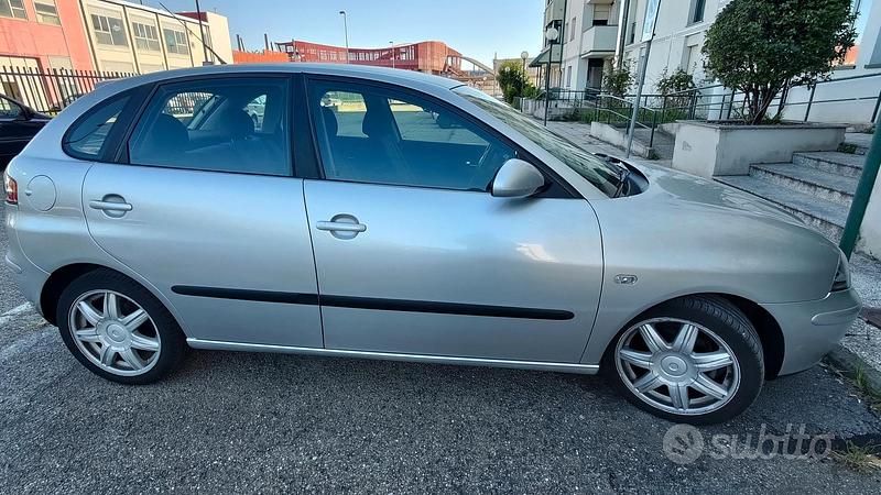 Usata Seat Ibiza 101 CV (74 kW) 2003 Grigio Berlina