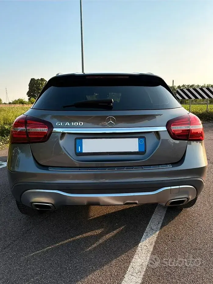 Usata Mercedes GLA180 Business 122 CV (89 kW) 2020 Grigio SUV