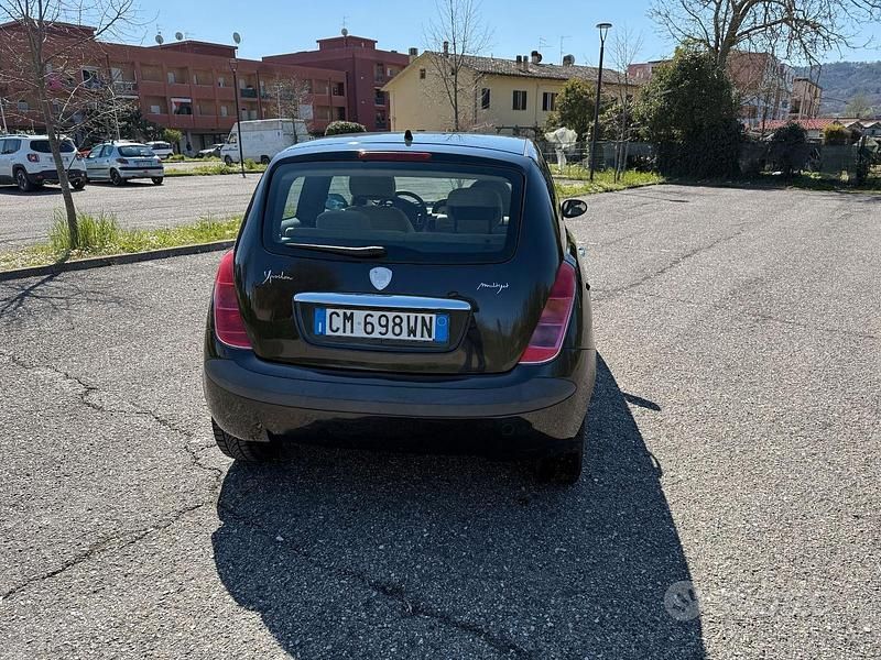 Usata Lancia Ypsilon 75 CV (55 kW) 2003 Nero Utilitaria