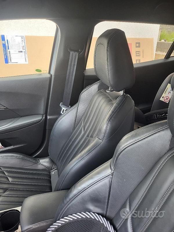 Usata Peugeot 2008 GT-line 102 CV (75 kW) 2020 Argento SUV