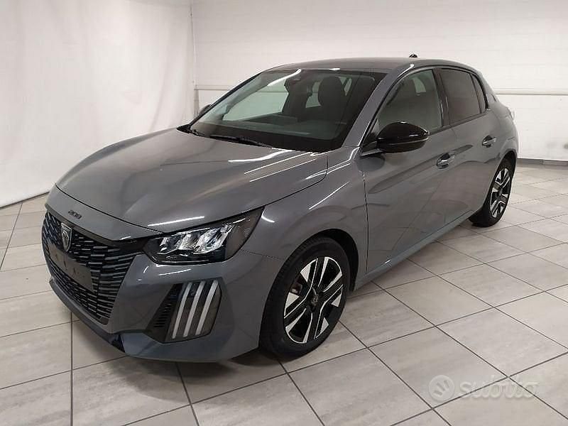 Grigio Usata 2024 Peugeot 208 Allure Due volumi | 17.990 € (Buon prezzo) - Immagine 1/4