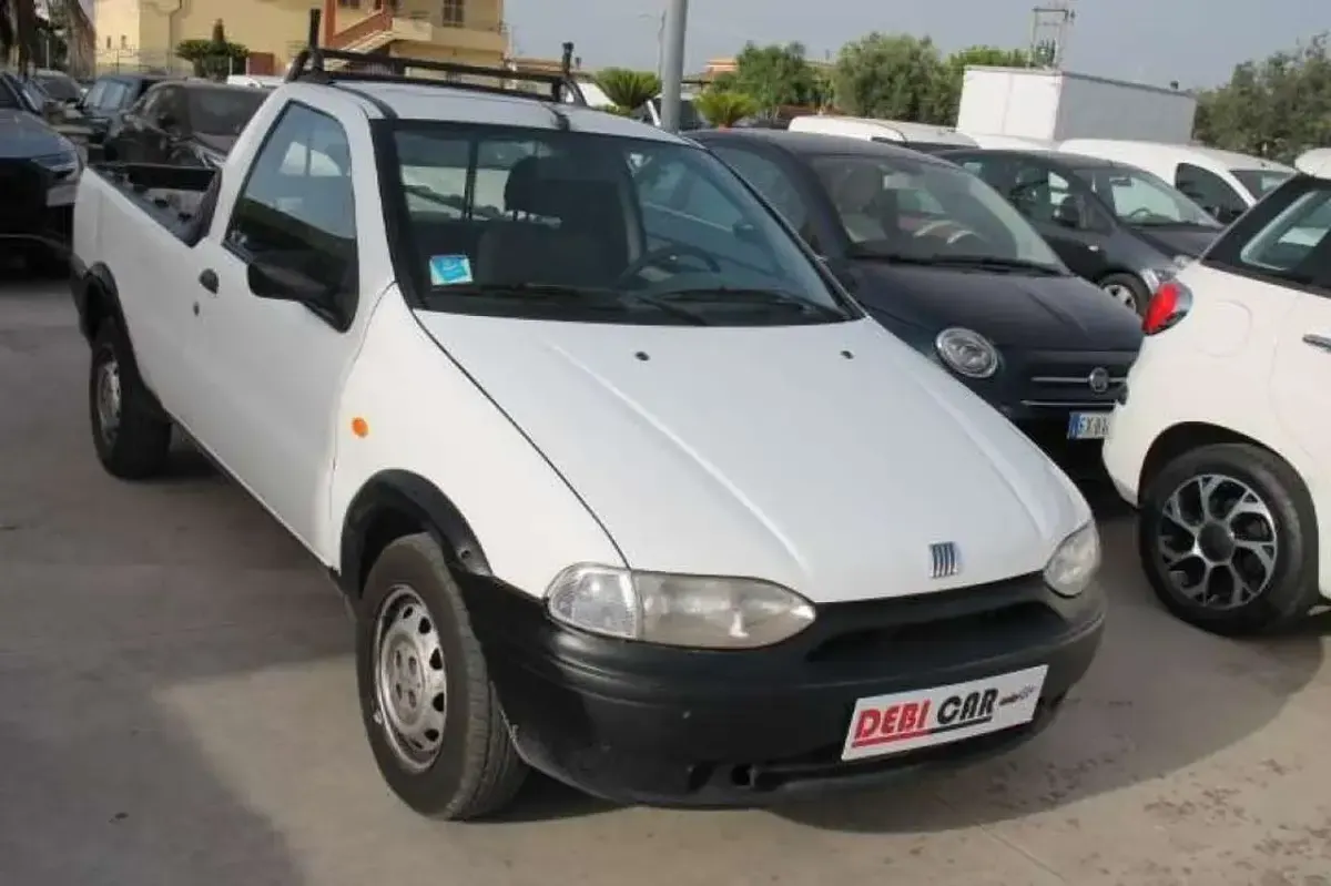Usata Fiat Strada 80 CV (58 kW) 2002 Bianco pastello Pick-up