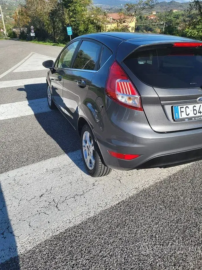 Usata Ford Fiesta 95 CV (69 kW) 2016 Grigio Utilitaria