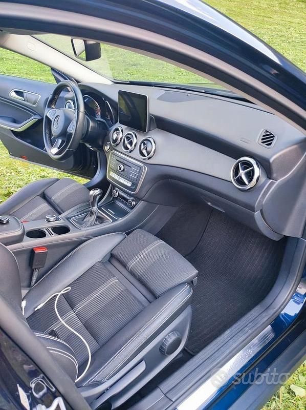 Usata Mercedes GLA180 109 CV (80 kW) 2017 Blu SUV