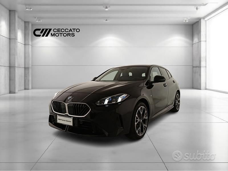 Black sapphire metallizzato Nuova 2025 BMW 120 M Sport Due volumi | 35.900 € (Ottimo prezzo) - Immagine 1/4