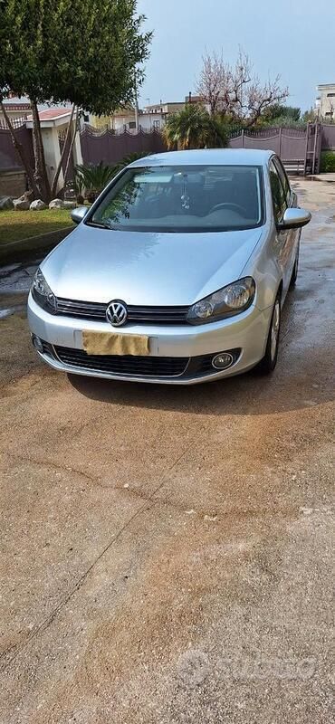 Grigio Usata 2010 VW Golf VI Tre volumi | 6000 € (Buon prezzo) - Immagine 1/4
