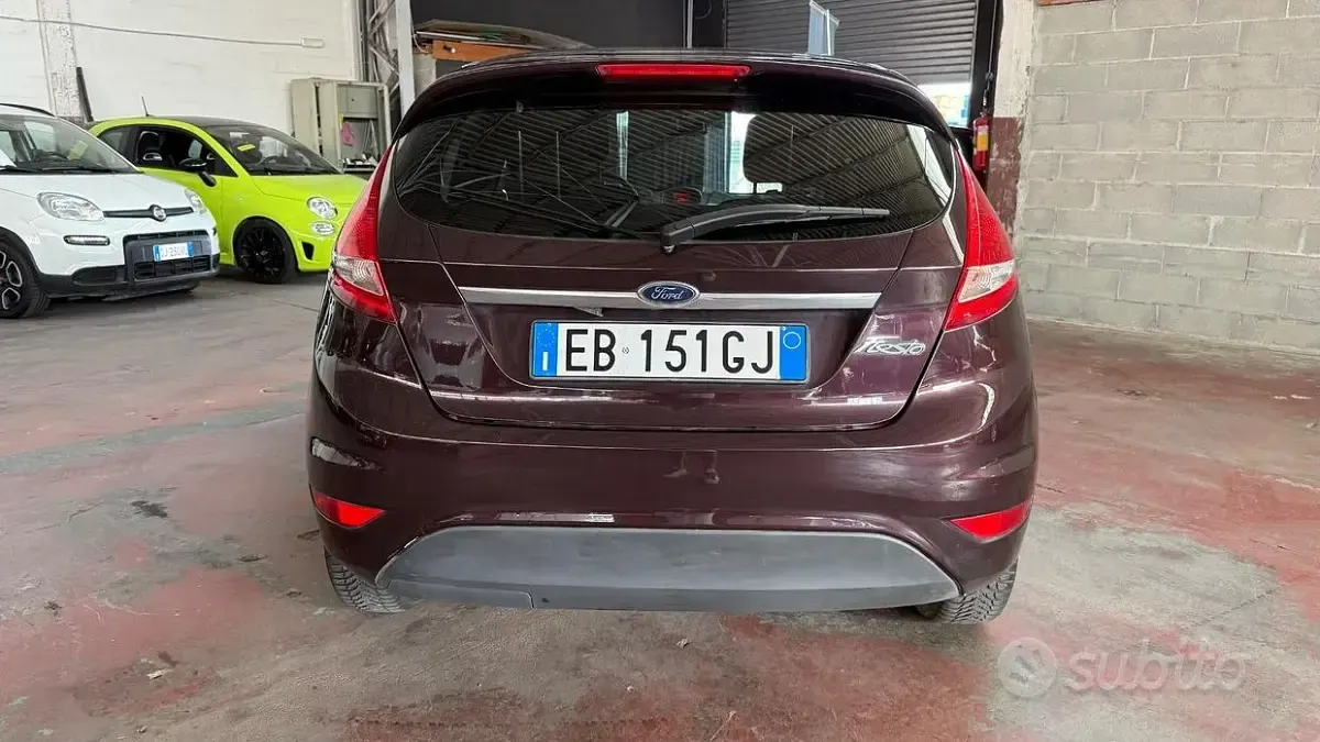 Usata Ford Fiesta Titanium 92 CV (67 kW) 2010 Marrone Berlina