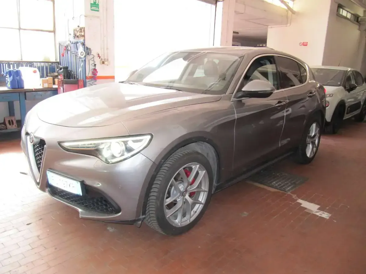 Usata Alfa Romeo Stelvio Super 280 CV (205 kW) 2017 Gray SUV