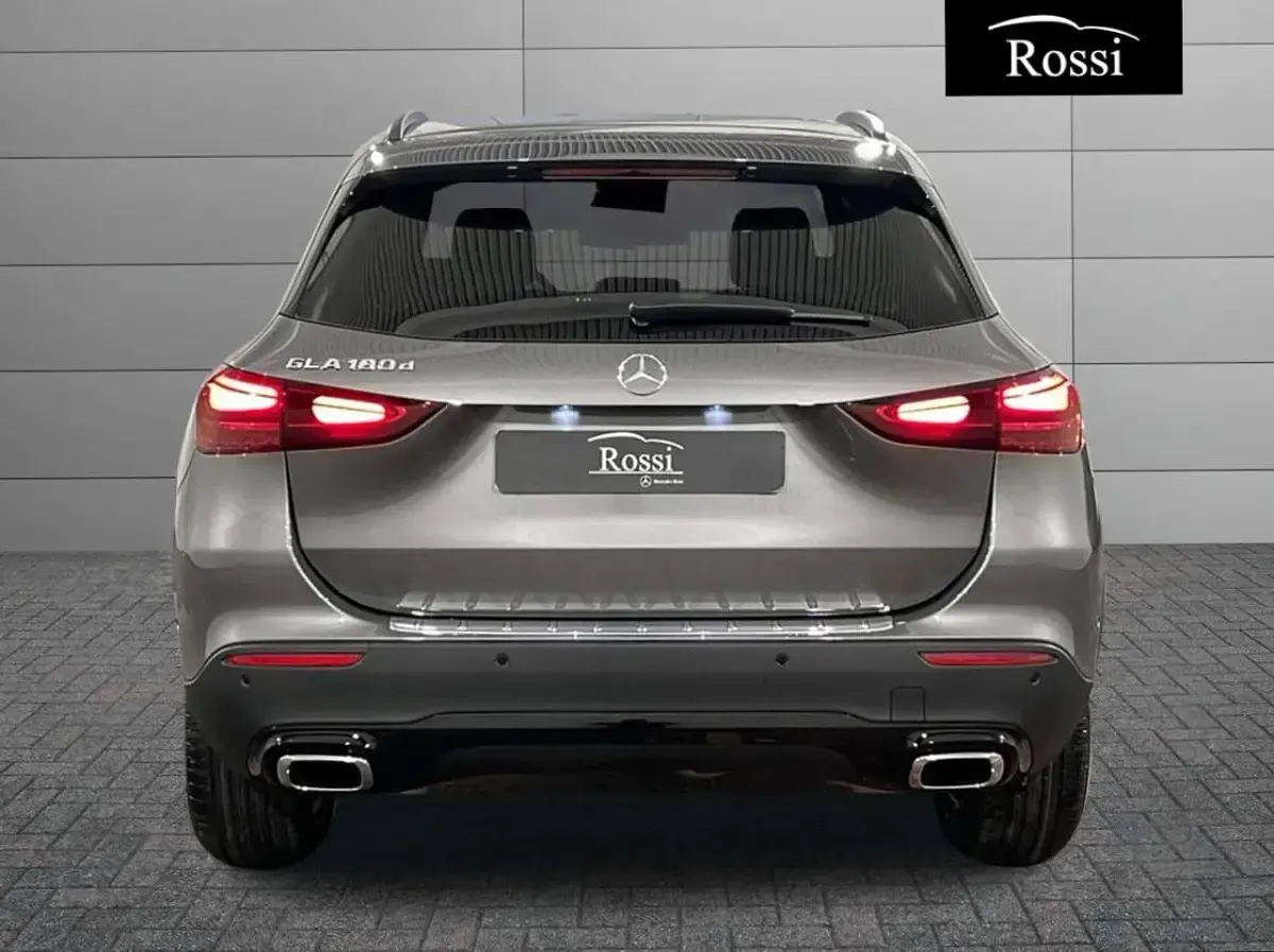 Nuova Mercedes GLA180 116 CV (85 kW) 2026 Grigio montagna SUV