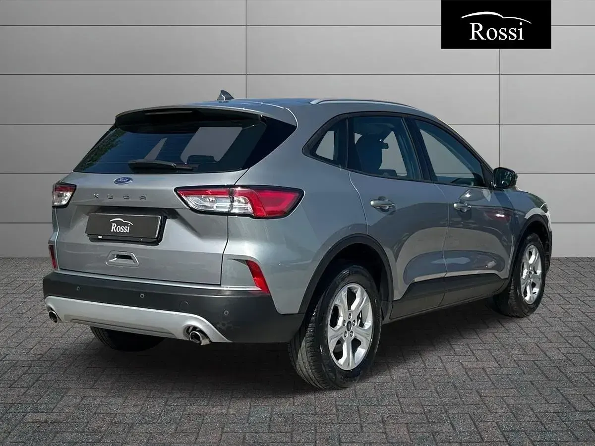 Usata Ford Kuga 120 CV (88 kW) 2022 Grigio chiaro metallizzato SUV