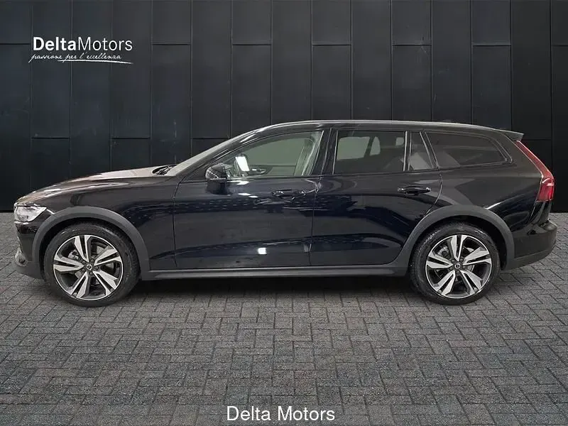 Usata Volvo V60 CC Ultimate 197 CV (144 kW) 2024 Nero metallizzato Station wagon