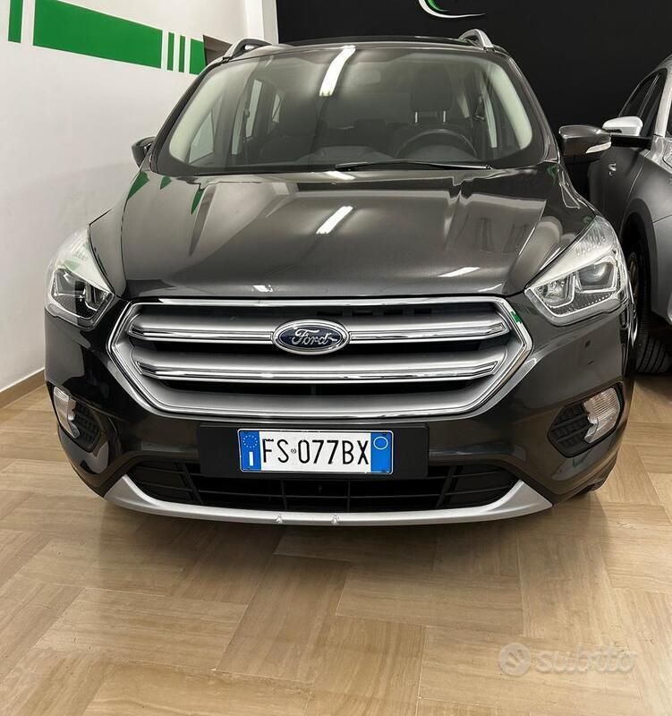 Usata Ford Kuga Titanium 120 CV (88 kW) 2018 Verde SUV