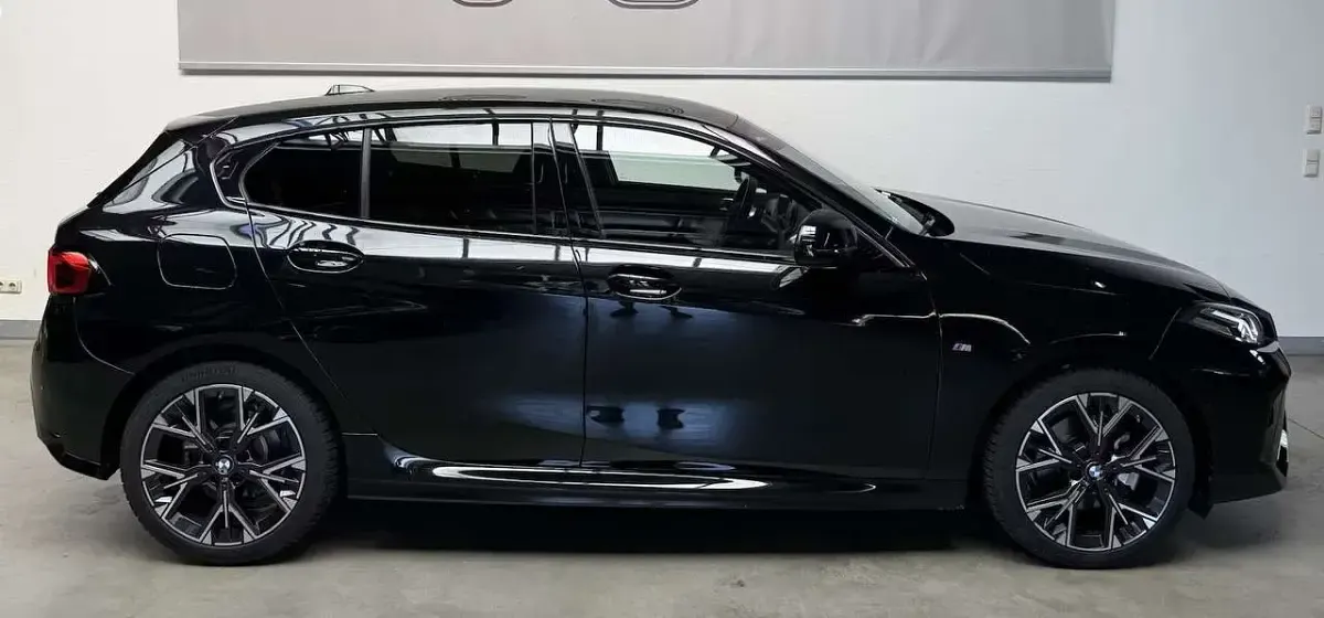 Begagnad BMW 118 M Sport 150 HK (110 kW) 2025 Svart Halvkombi
