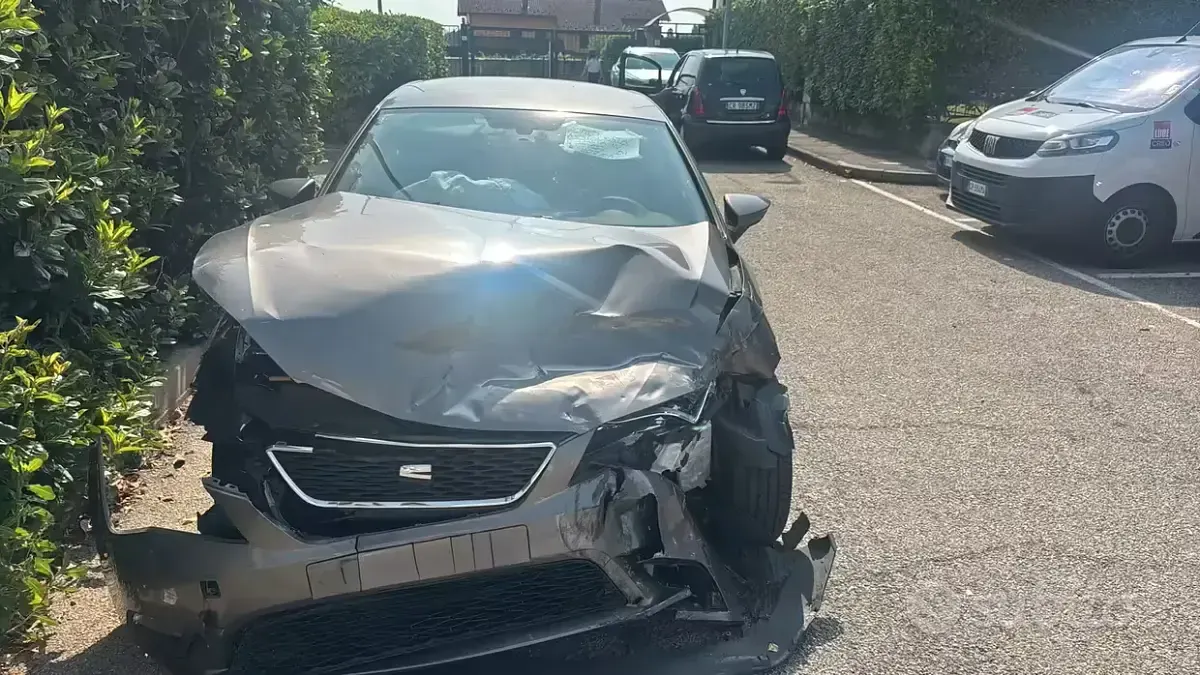 Usata Seat Leon 75 CV (55 kW) 2014 Grigio Berlina