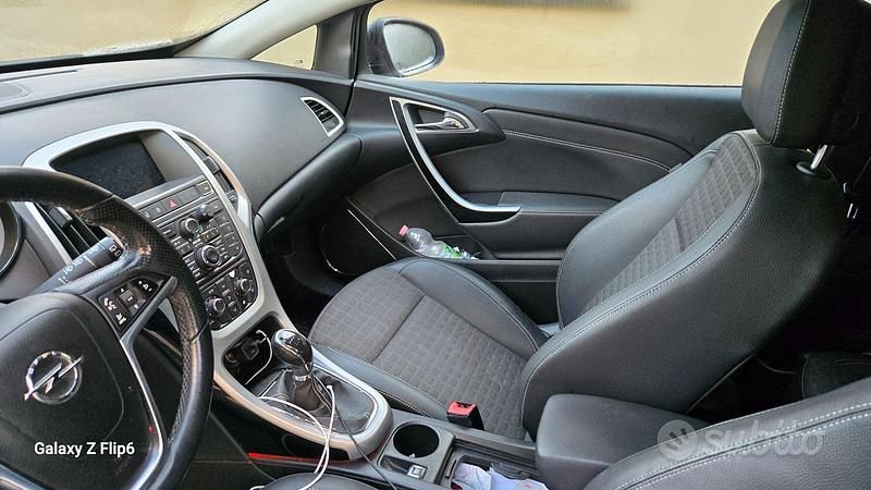 Usata Opel Astra GTC 165 CV (121 kW) 2012 Bianco Coupé