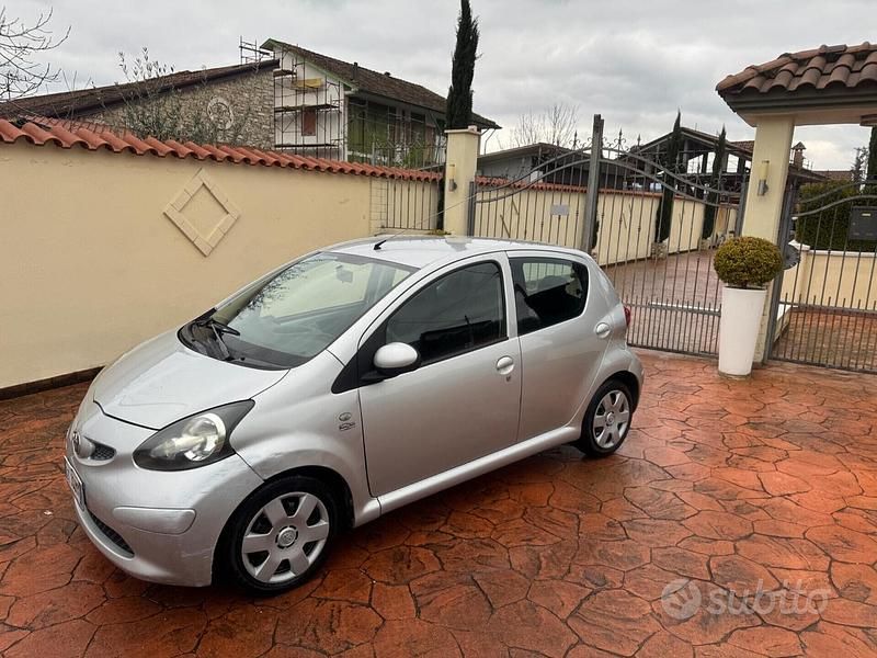 Usata Toyota Aygo 67 CV (49 kW) 2006 Grigio Utilitaria