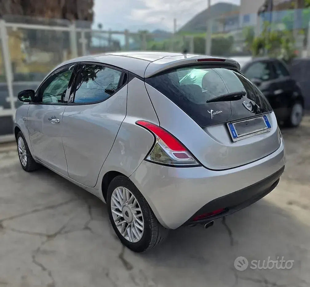 Usata Lancia Ypsilon 69 CV (50 kW) 2014 Grigio Utilitaria