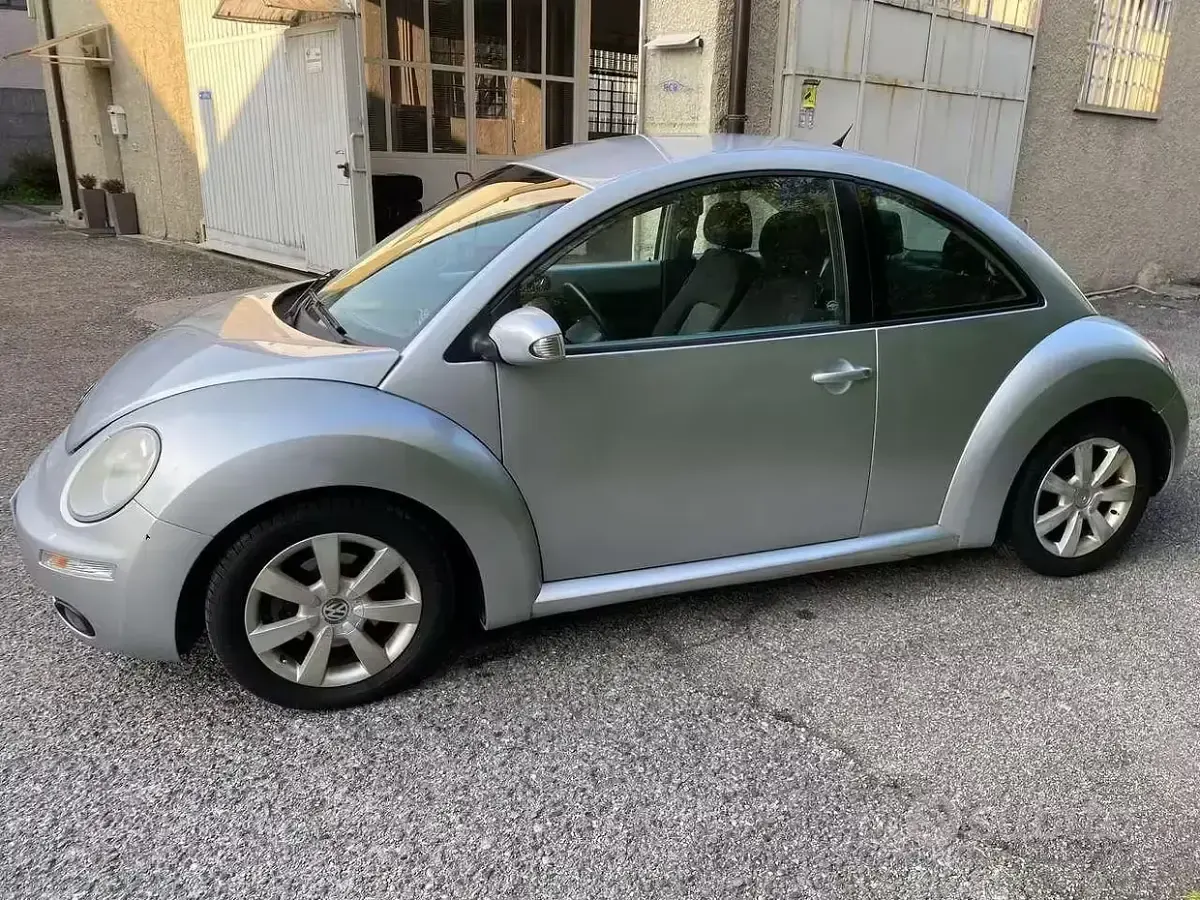 Usata VW New Beetle 105 CV (77 kW) 2007 Grigio Utilitaria