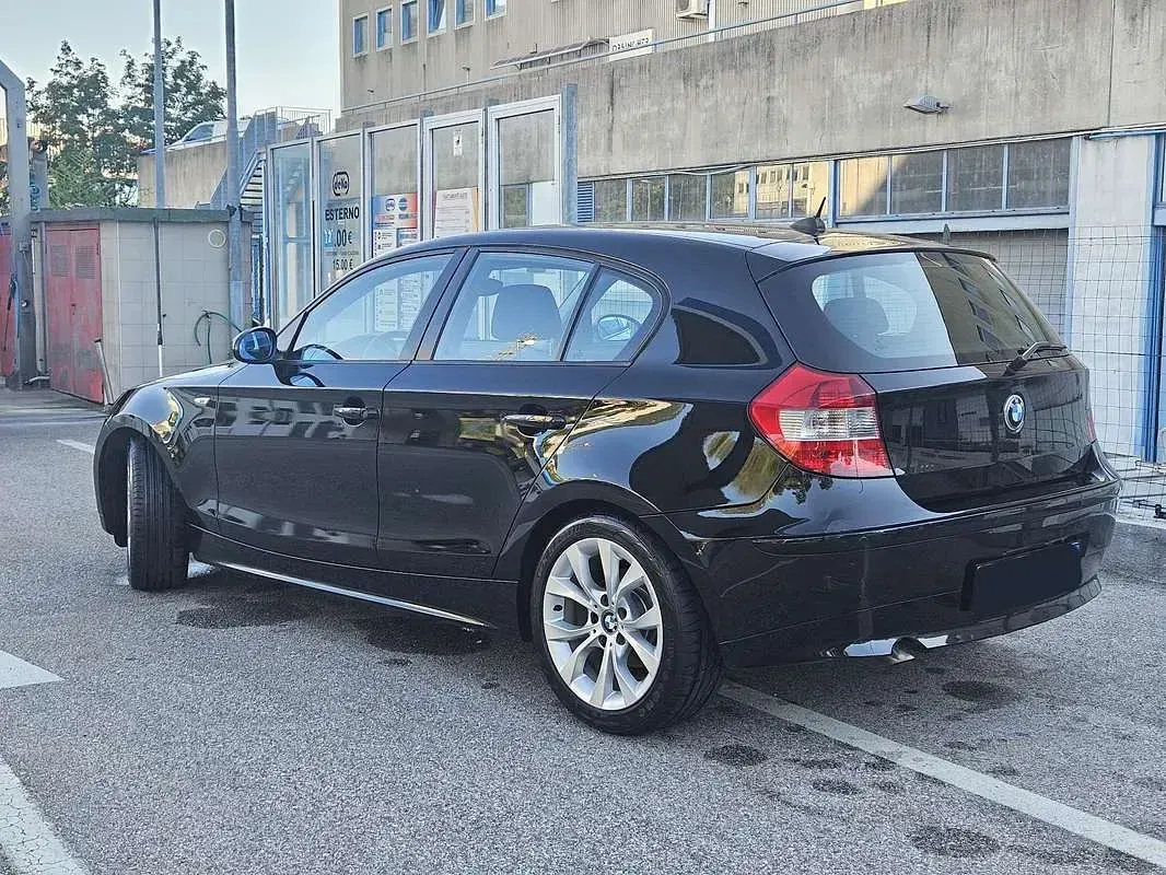 Usata BMW 118 122 CV (89 kW) 2006 Nero Utilitaria