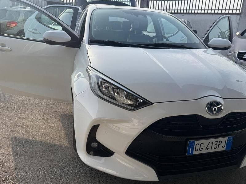 Usata Toyota Yaris Hybrid 92 CV (67 kW) 2021 Bianco Berlina