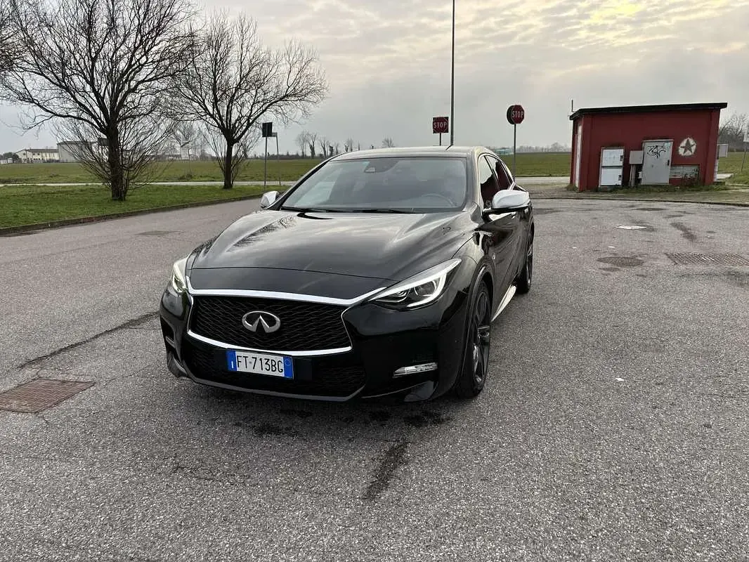 Usata Infiniti Q30 Sport Tech 170 CV (125 kW) 2017 Nero Berlina
