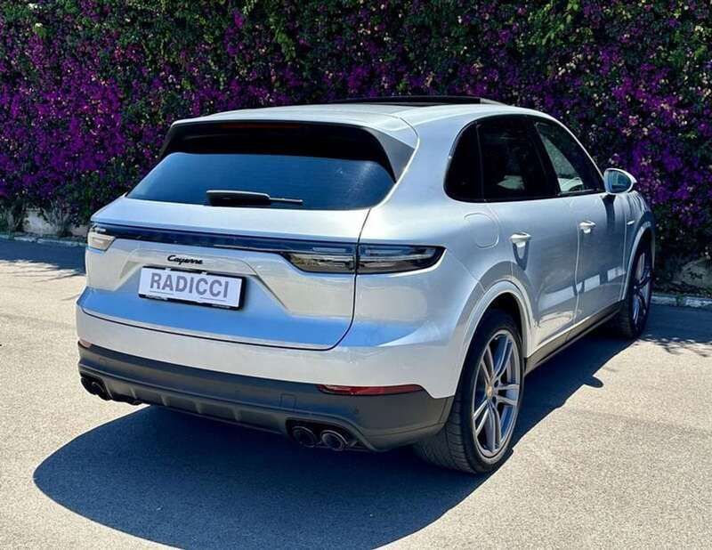 Usata Porsche Cayenne Platinum Edition 462 CV (339 kW) 2022 Argento SUV