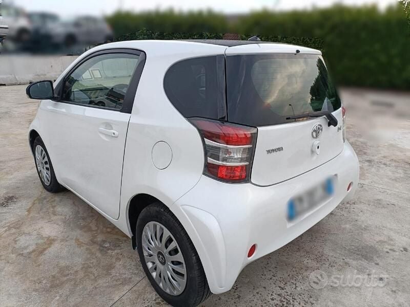 Gebraucht Toyota iQ Trend 68 PS (50 kW) 2012 Weiß Kleinwagen