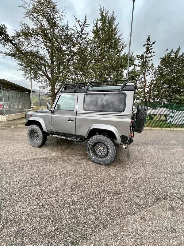 Usata Land Rover Defender SE 122 CV (89 kW) 2009 Grigio SUV