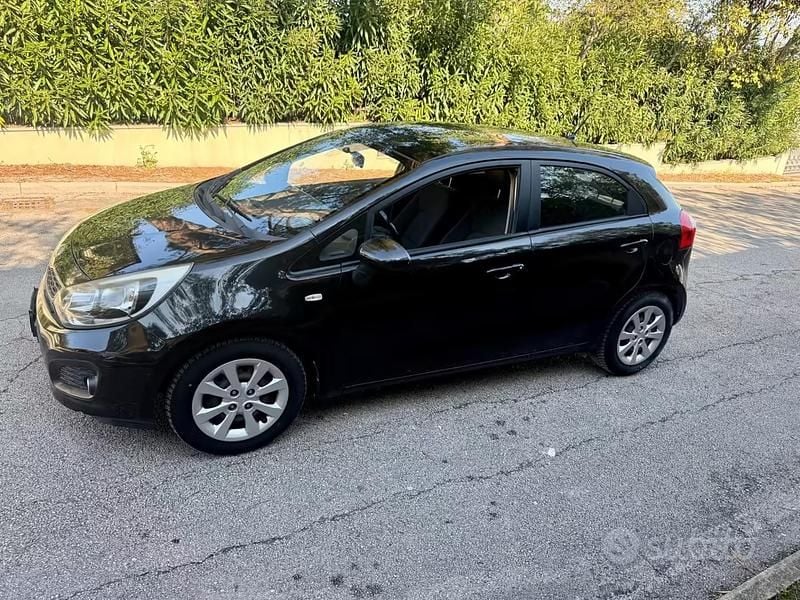 Usata Kia Rio 85 CV (62 kW) 2015 Nero Berlina
