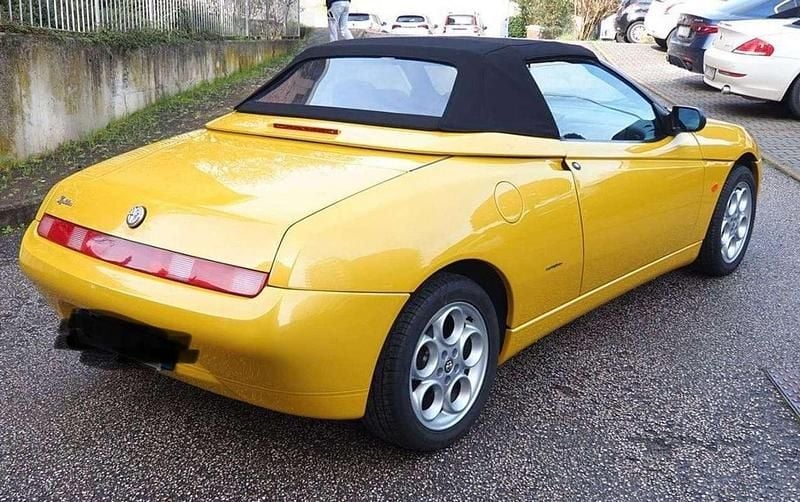 Usata Alfa Romeo Spider 144 CV (105 kW) 2000 Giallo Cabrio
