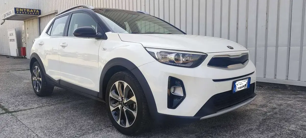 Usata Kia Stonic Style 97 CV (71 kW) 2019 Bicolor bianco/nera SUV